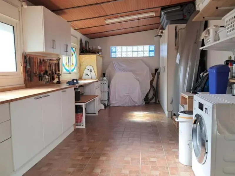4 спальни | 3 ванные комнаты | 200м² построено | 218м² участок | угловой