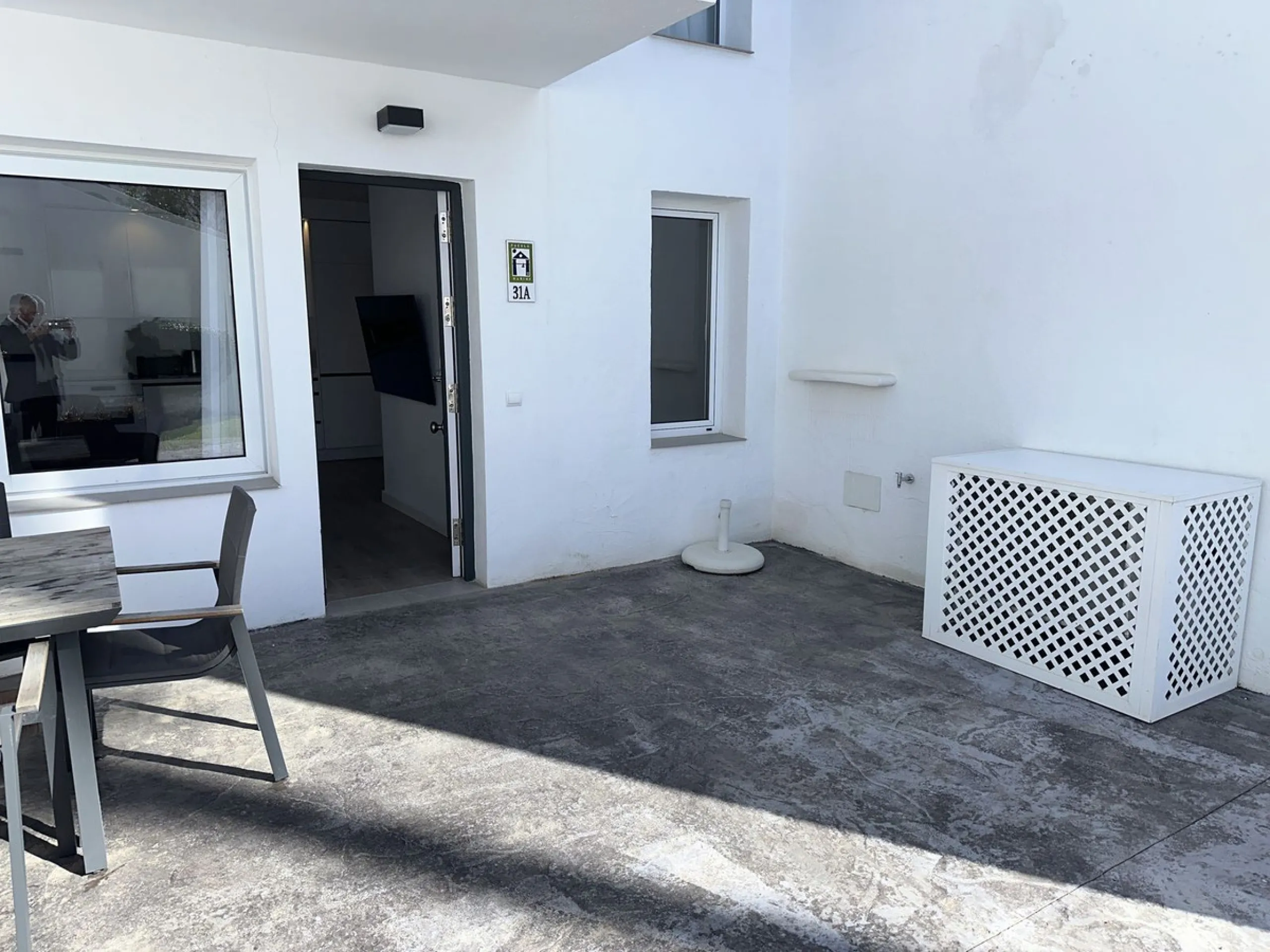 This beautifully renovated, ground‑floor beachfront apartment is offered fully furnished and elegantly decorated—ready to enjoy.