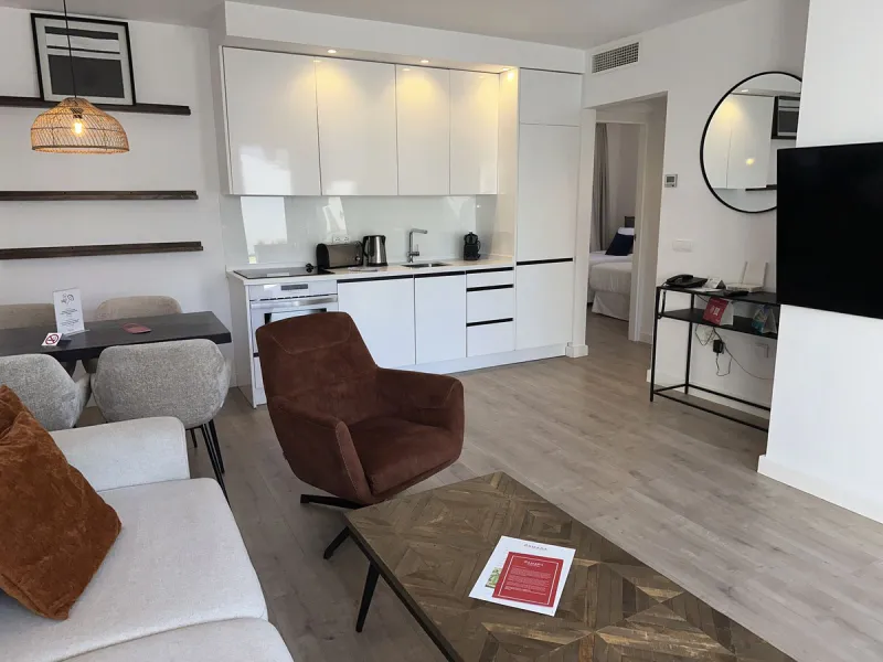 This beautifully renovated, ground‑floor beachfront apartment is offered fully furnished and elegantly decorated—ready to enjoy.