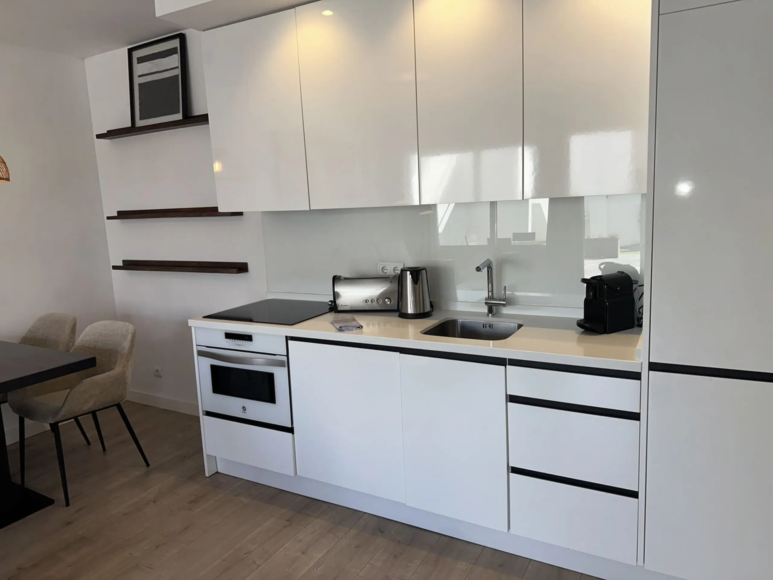 This beautifully renovated, ground‑floor beachfront apartment is offered fully furnished and elegantly decorated—ready to enjoy.