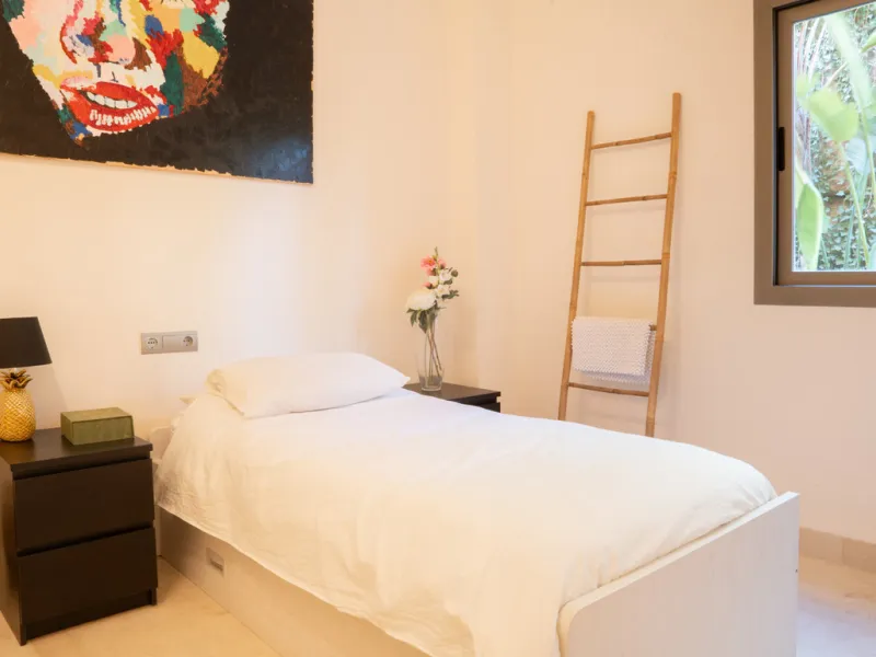 Apartment - Ground Floor Apartment в продаже в Benahavís, Málaga. В доме 3 спален и 2 ванных комнат. Площадь дома 128 м²