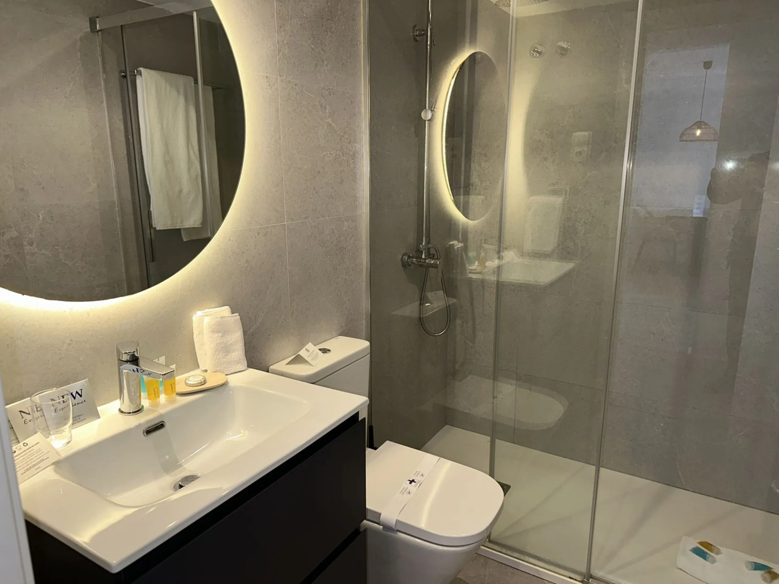 This beautifully renovated, ground‑floor beachfront apartment is offered fully furnished and elegantly decorated—ready to enjoy.