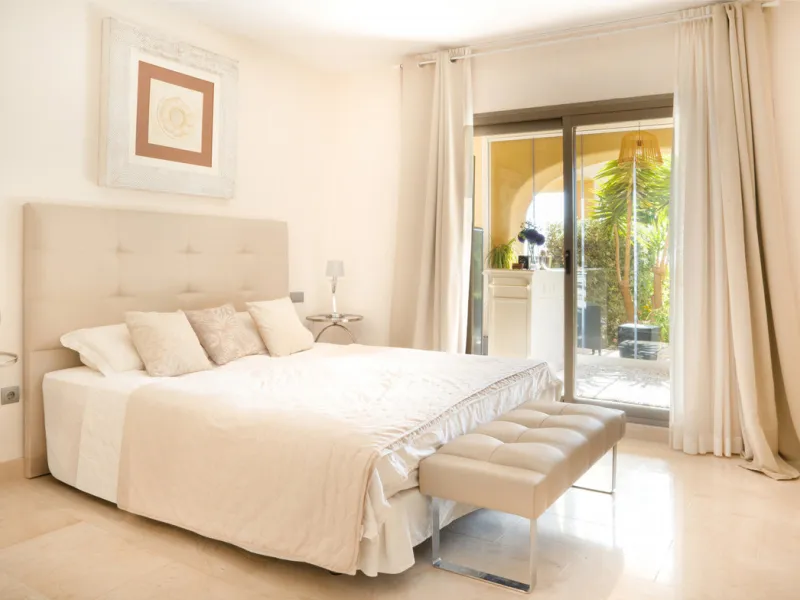 Apartment - Ground Floor Apartment в продаже в Benahavís, Málaga. В доме 3 спален и 2 ванных комнат. Площадь дома 128 м²