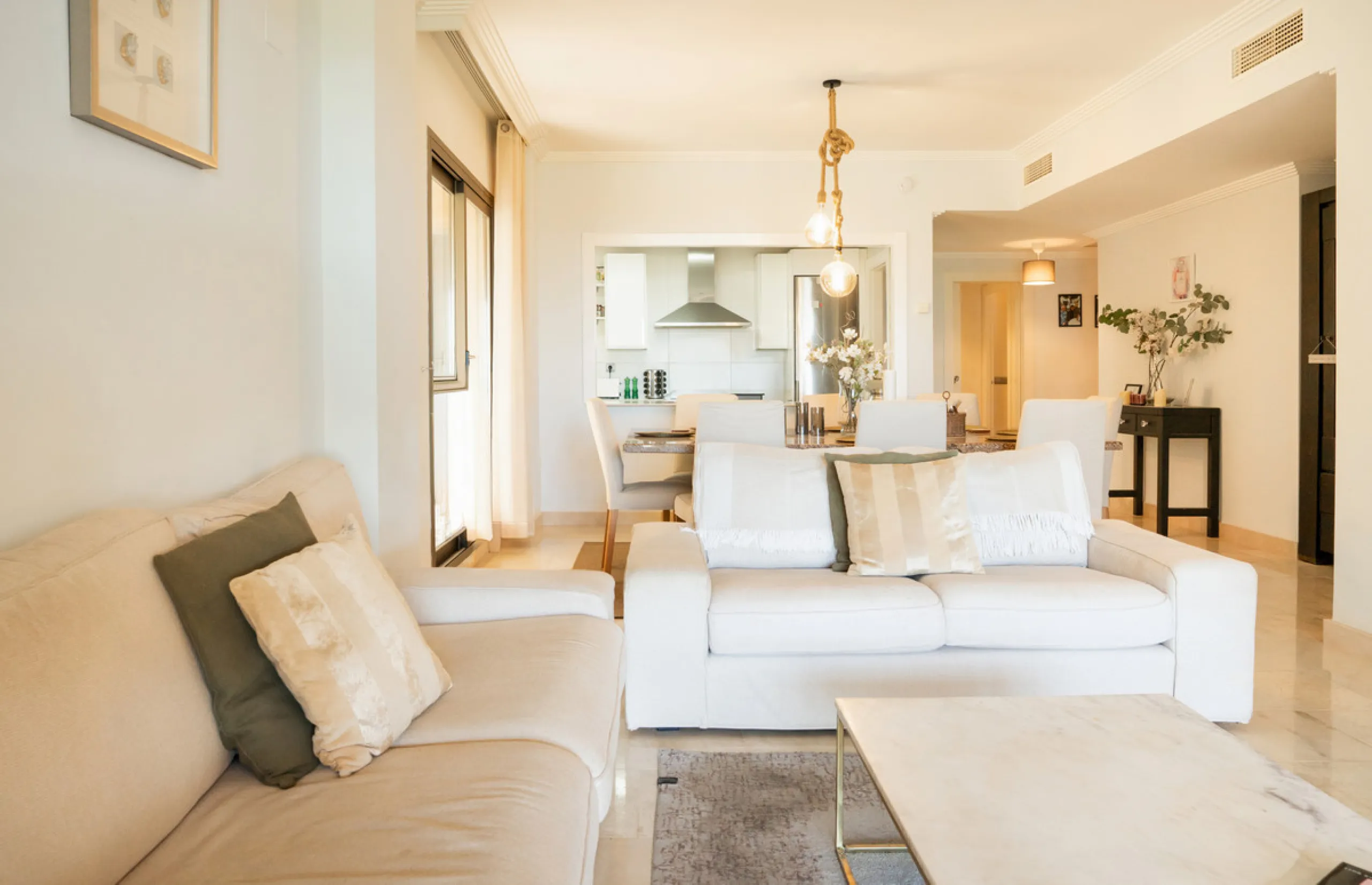 Apartment - Ground Floor Apartment в продаже в Benahavís, Málaga. В доме 3 спален и 2 ванных комнат. Площадь дома 128 м²