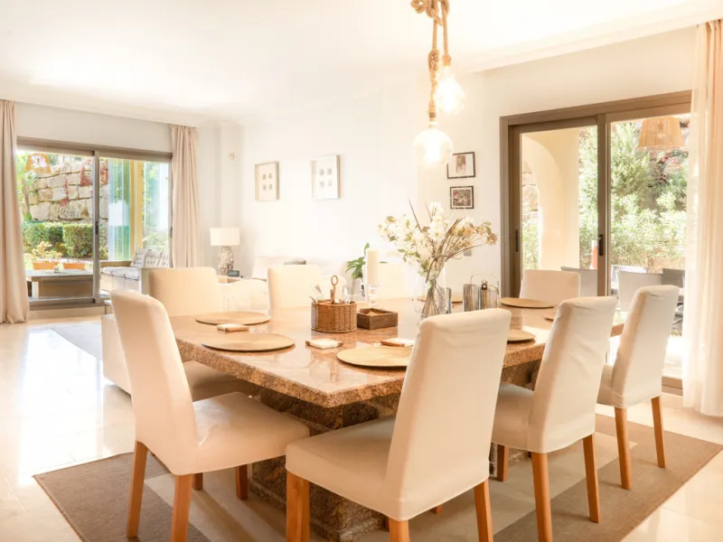 Apartment - Ground Floor Apartment в продаже в Benahavís, Málaga. В доме 3 спален и 2 ванных комнат. Площадь дома 128 м²