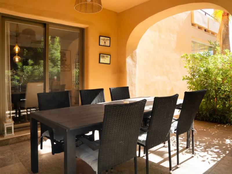 Apartment - Ground Floor Apartment в продаже в Benahavís, Málaga. В доме 3 спален и 2 ванных комнат. Площадь дома 128 м²
