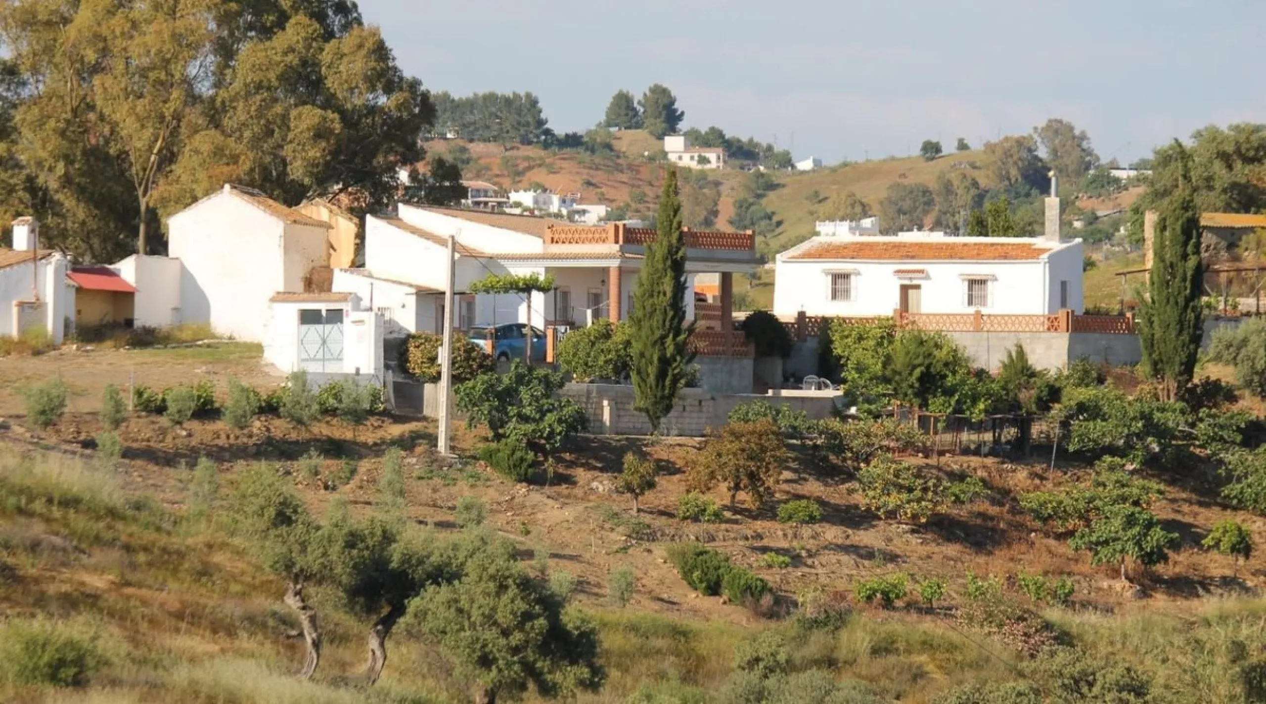 This charming finca-style cortijo is set in the heart of nature near the mountain village of Gibralgalia, in the Guadalhorce Valley inland from Málaga. Renovated and well maintained, the property offers exceptional tranquility along with open panoramic vi