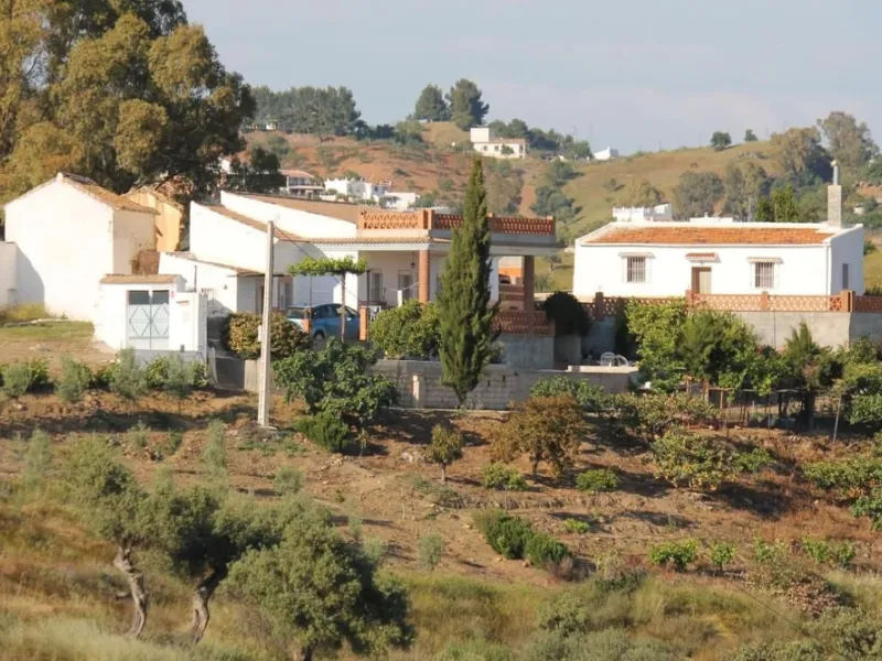 This charming finca-style cortijo is set in the heart of nature near the mountain village of Gibralgalia, in the Guadalhorce Valley inland from Málaga. Renovated and well maintained, the property offers exceptional tranquility along with open panoramic vi
