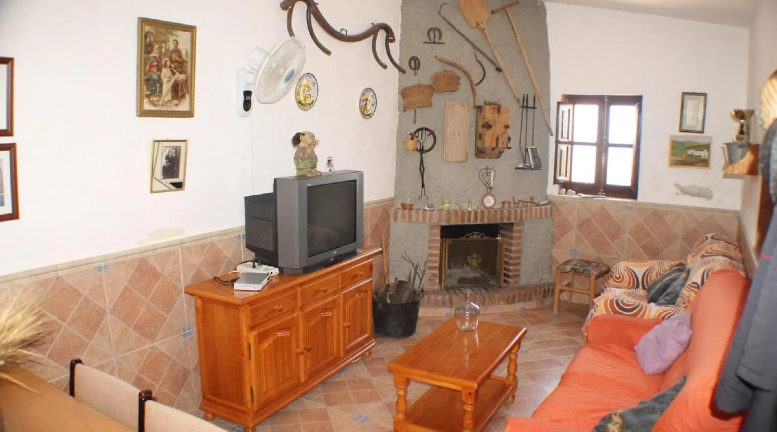 This charming finca-style cortijo is set in the heart of nature near the mountain village of Gibralgalia, in the Guadalhorce Valley inland from Málaga. Renovated and well maintained, the property offers exceptional tranquility along with open panoramic vi