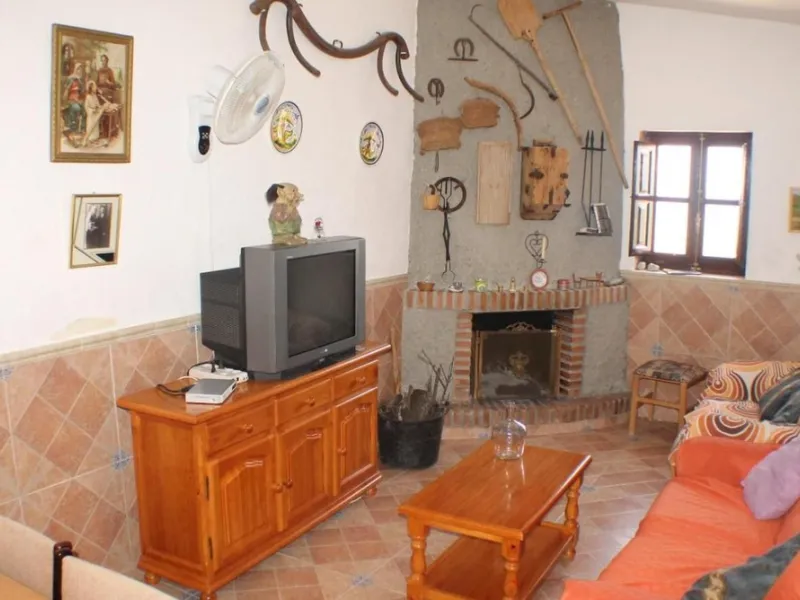 This charming finca-style cortijo is set in the heart of nature near the mountain village of Gibralgalia, in the Guadalhorce Valley inland from Málaga. Renovated and well maintained, the property offers exceptional tranquility along with open panoramic vi