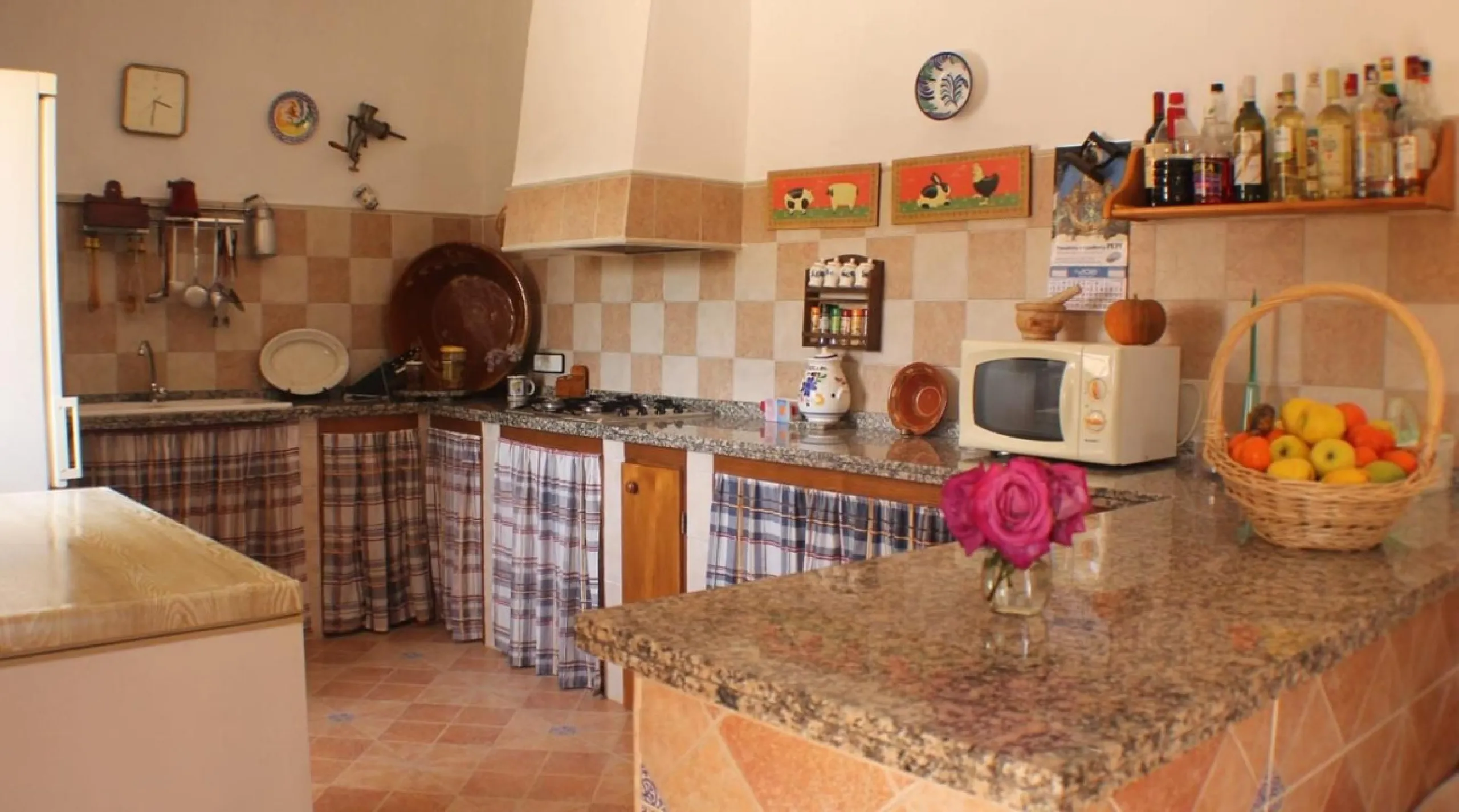 This charming finca-style cortijo is set in the heart of nature near the mountain village of Gibralgalia, in the Guadalhorce Valley inland from Málaga. Renovated and well maintained, the property offers exceptional tranquility along with open panoramic vi