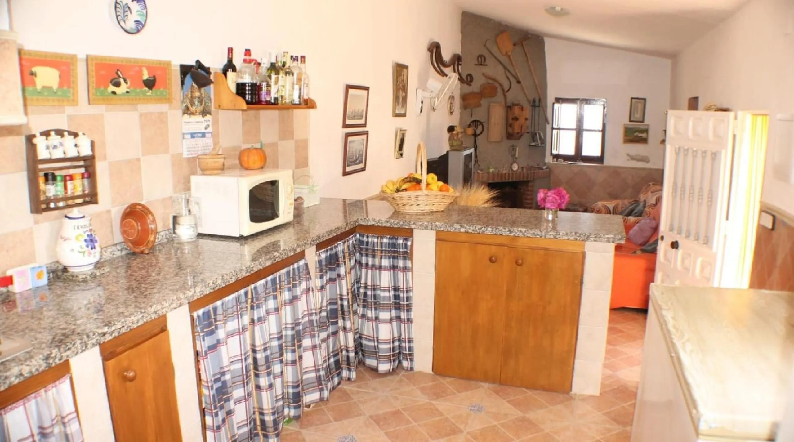 This charming finca-style cortijo is set in the heart of nature near the mountain village of Gibralgalia, in the Guadalhorce Valley inland from Málaga. Renovated and well maintained, the property offers exceptional tranquility along with open panoramic vi