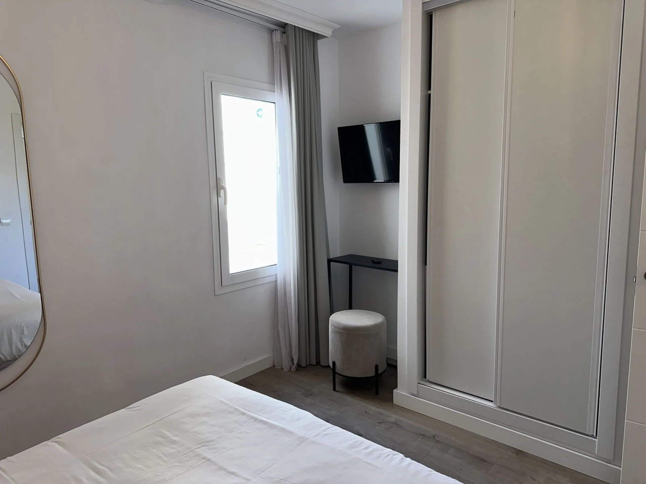 This beautifully renovated, ground‑floor beachfront apartment is offered fully furnished and elegantly decorated—ready to enjoy.