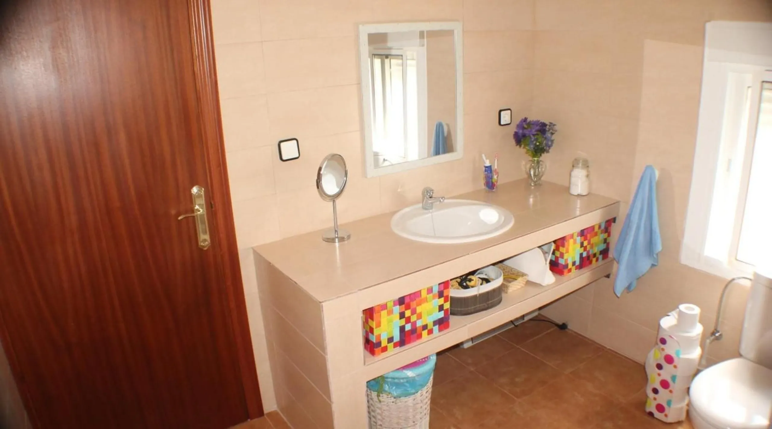 This charming finca-style cortijo is set in the heart of nature near the mountain village of Gibralgalia, in the Guadalhorce Valley inland from Málaga. Renovated and well maintained, the property offers exceptional tranquility along with open panoramic vi