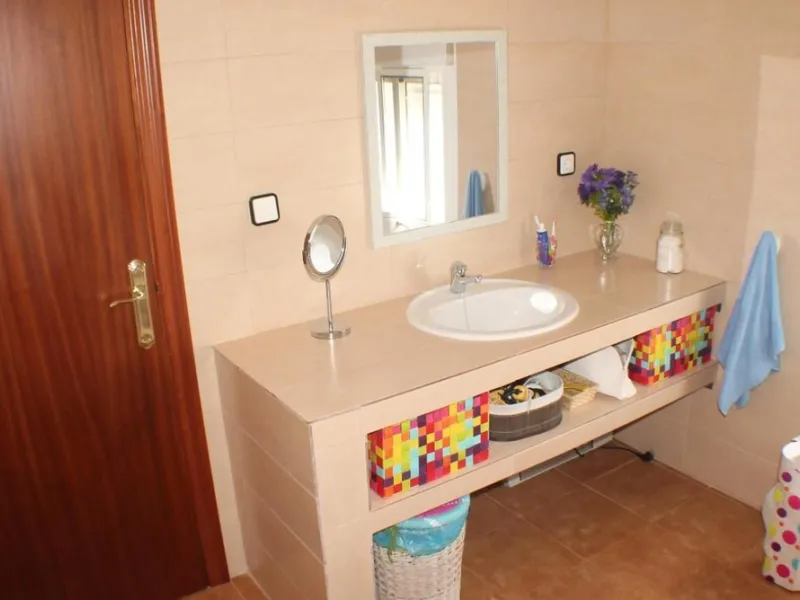 This charming finca-style cortijo is set in the heart of nature near the mountain village of Gibralgalia, in the Guadalhorce Valley inland from Málaga. Renovated and well maintained, the property offers exceptional tranquility along with open panoramic vi
