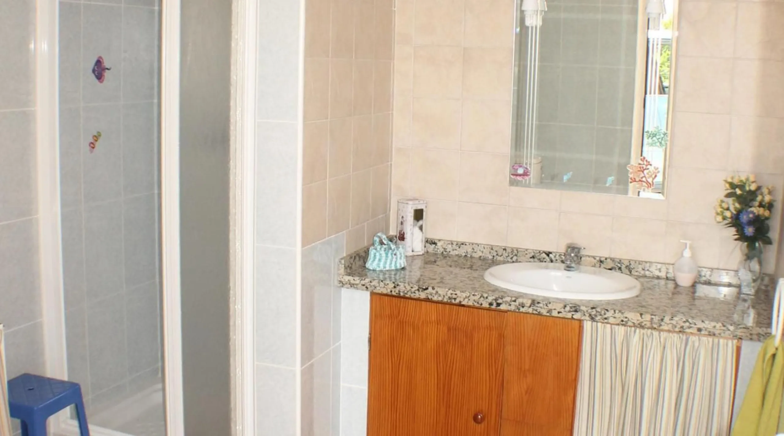 This charming finca-style cortijo is set in the heart of nature near the mountain village of Gibralgalia, in the Guadalhorce Valley inland from Málaga. Renovated and well maintained, the property offers exceptional tranquility along with open panoramic vi