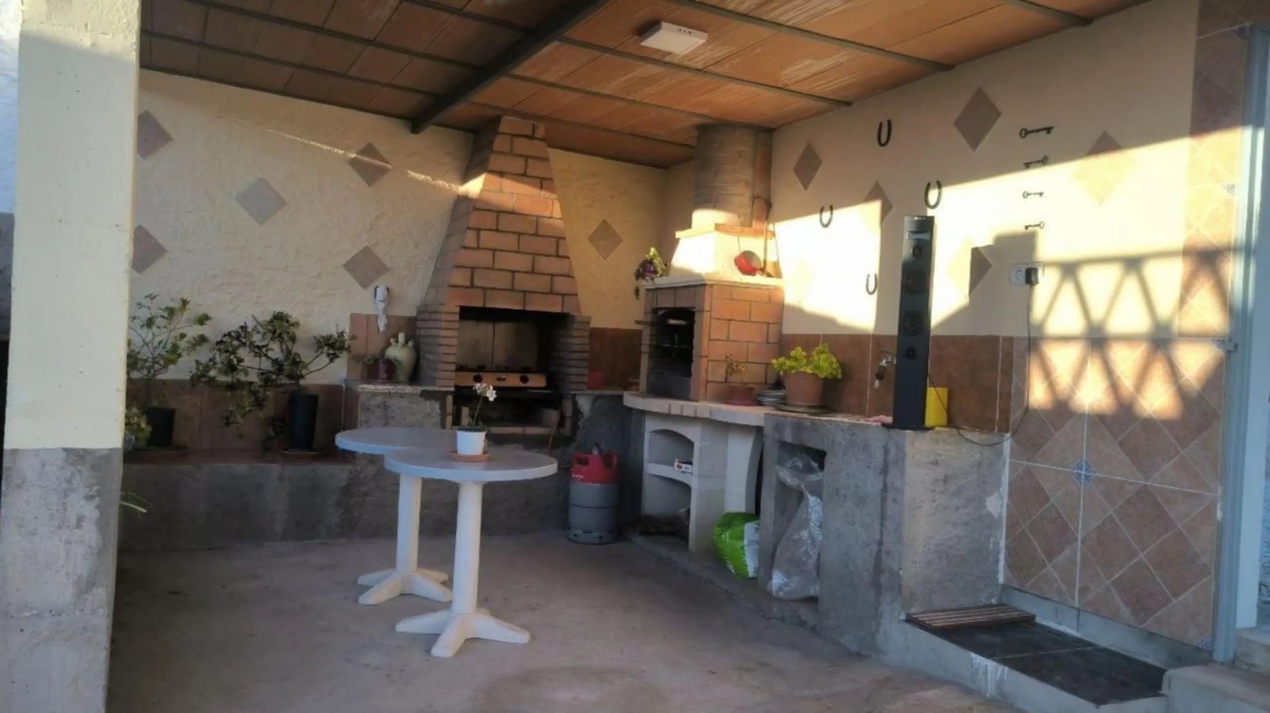 This charming finca-style cortijo is set in the heart of nature near the mountain village of Gibralgalia, in the Guadalhorce Valley inland from Málaga. Renovated and well maintained, the property offers exceptional tranquility along with open panoramic vi