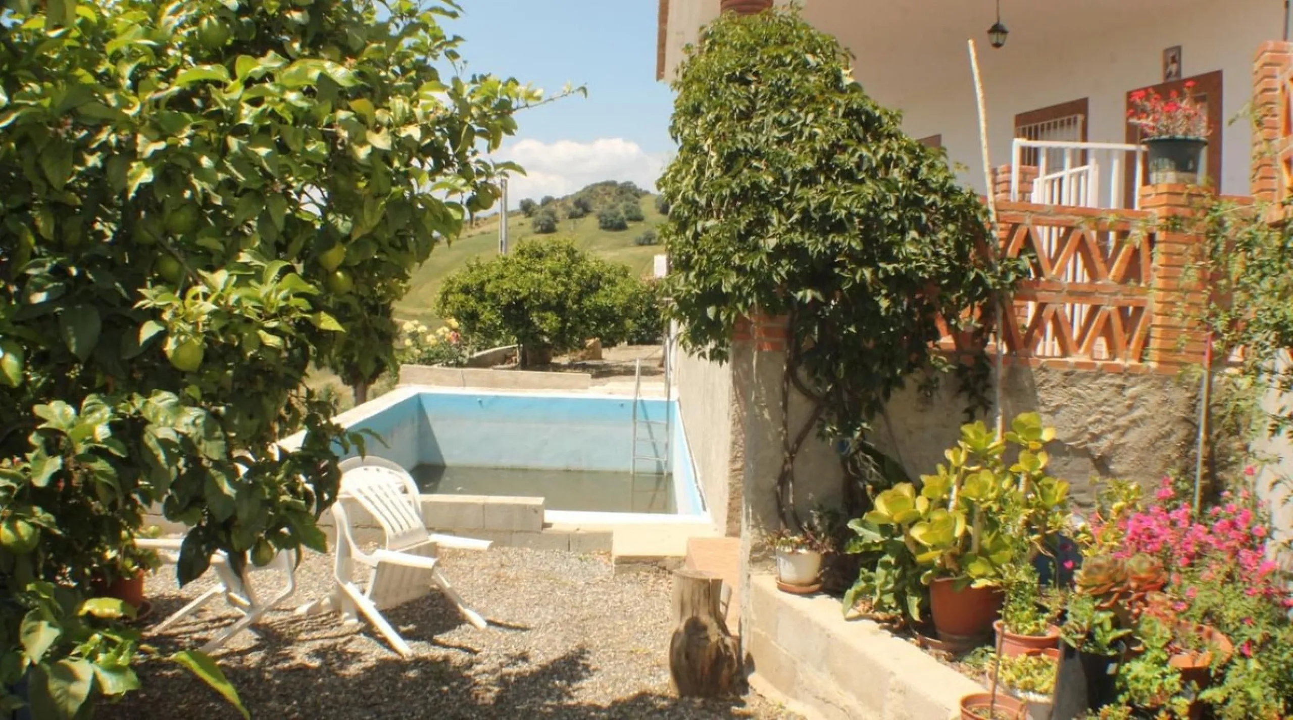 This charming finca-style cortijo is set in the heart of nature near the mountain village of Gibralgalia, in the Guadalhorce Valley inland from Málaga. Renovated and well maintained, the property offers exceptional tranquility along with open panoramic vi