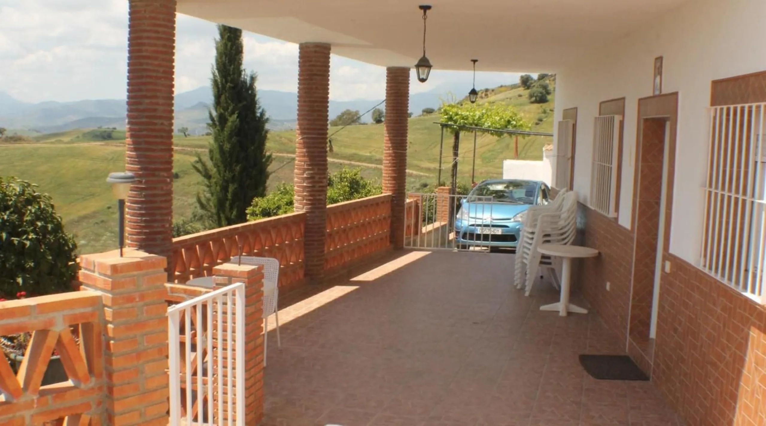 This charming finca-style cortijo is set in the heart of nature near the mountain village of Gibralgalia, in the Guadalhorce Valley inland from Málaga. Renovated and well maintained, the property offers exceptional tranquility along with open panoramic vi