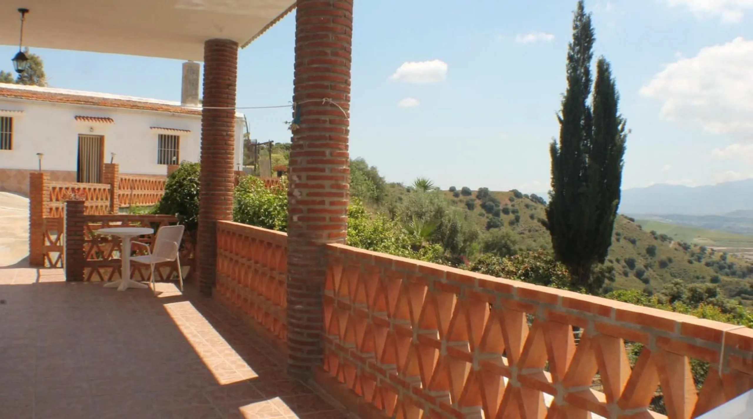 This charming finca-style cortijo is set in the heart of nature near the mountain village of Gibralgalia, in the Guadalhorce Valley inland from Málaga. Renovated and well maintained, the property offers exceptional tranquility along with open panoramic vi