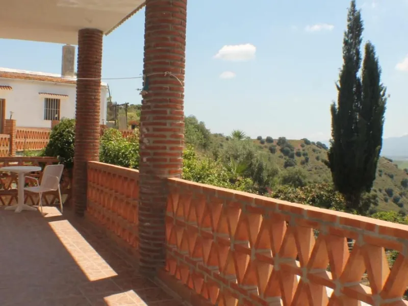 This charming finca-style cortijo is set in the heart of nature near the mountain village of Gibralgalia, in the Guadalhorce Valley inland from Málaga. Renovated and well maintained, the property offers exceptional tranquility along with open panoramic vi
