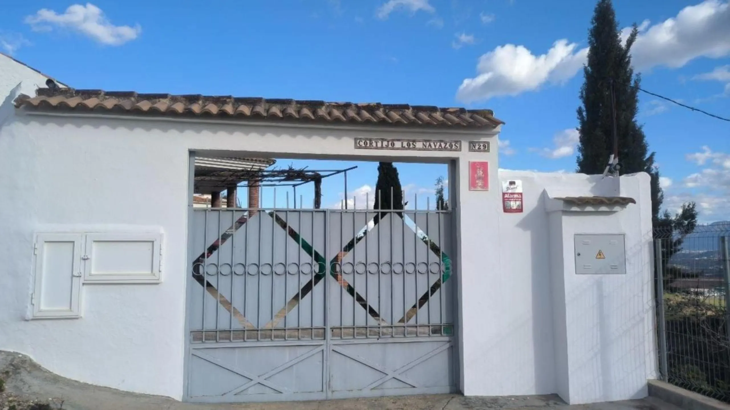 This charming finca-style cortijo is set in the heart of nature near the mountain village of Gibralgalia, in the Guadalhorce Valley inland from Málaga. Renovated and well maintained, the property offers exceptional tranquility along with open panoramic vi
