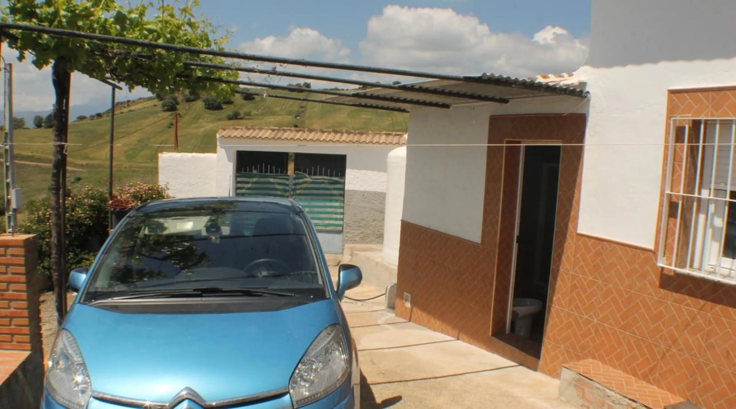 This charming finca-style cortijo is set in the heart of nature near the mountain village of Gibralgalia, in the Guadalhorce Valley inland from Málaga. Renovated and well maintained, the property offers exceptional tranquility along with open panoramic vi