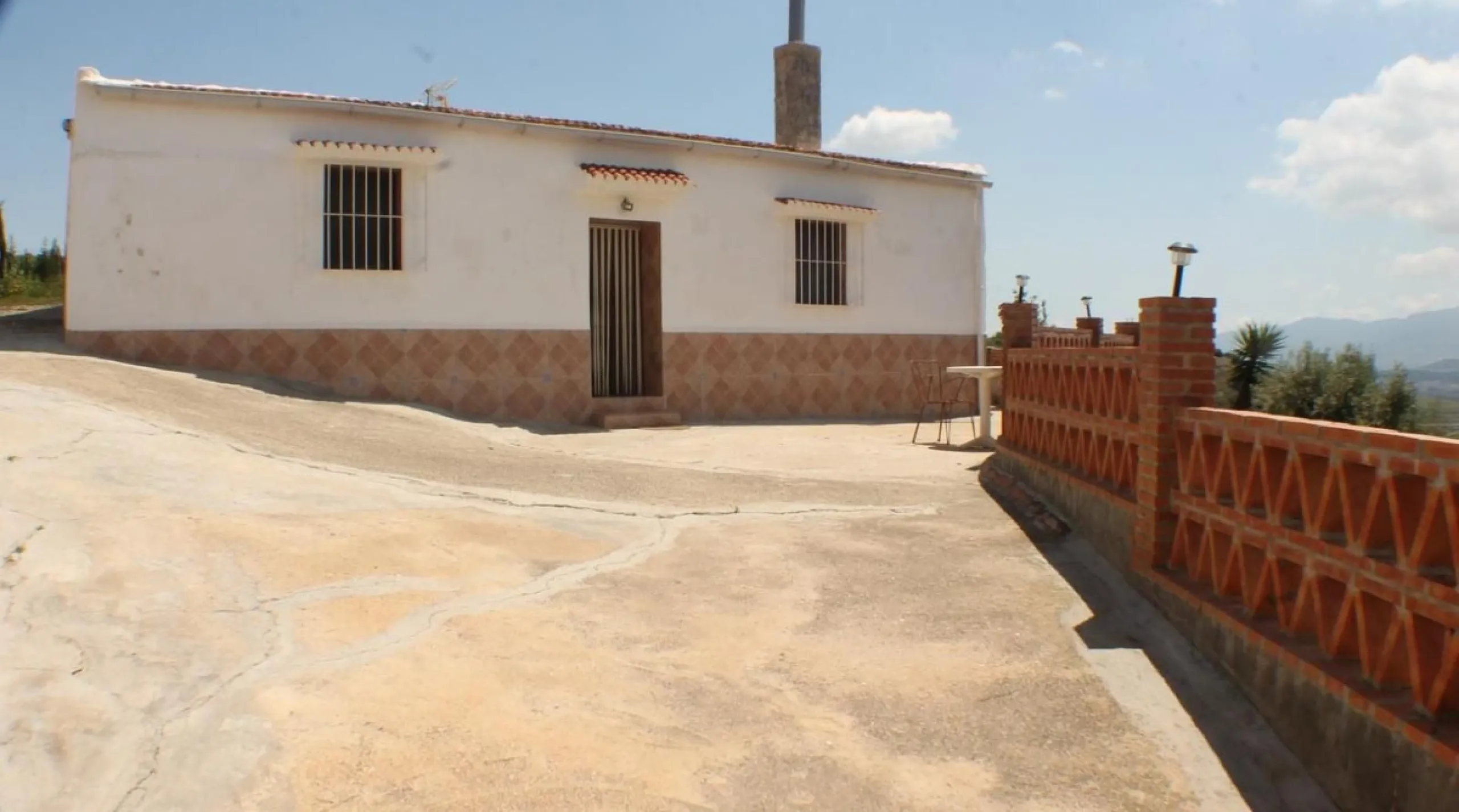 This charming finca-style cortijo is set in the heart of nature near the mountain village of Gibralgalia, in the Guadalhorce Valley inland from Málaga. Renovated and well maintained, the property offers exceptional tranquility along with open panoramic vi
