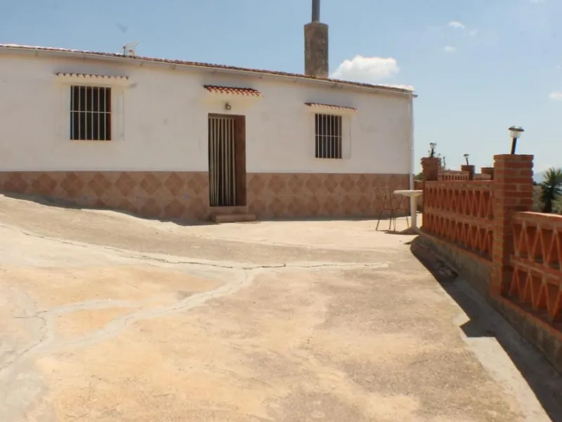 This charming finca-style cortijo is set in the heart of nature near the mountain village of Gibralgalia, in the Guadalhorce Valley inland from Málaga. Renovated and well maintained, the property offers exceptional tranquility along with open panoramic vi