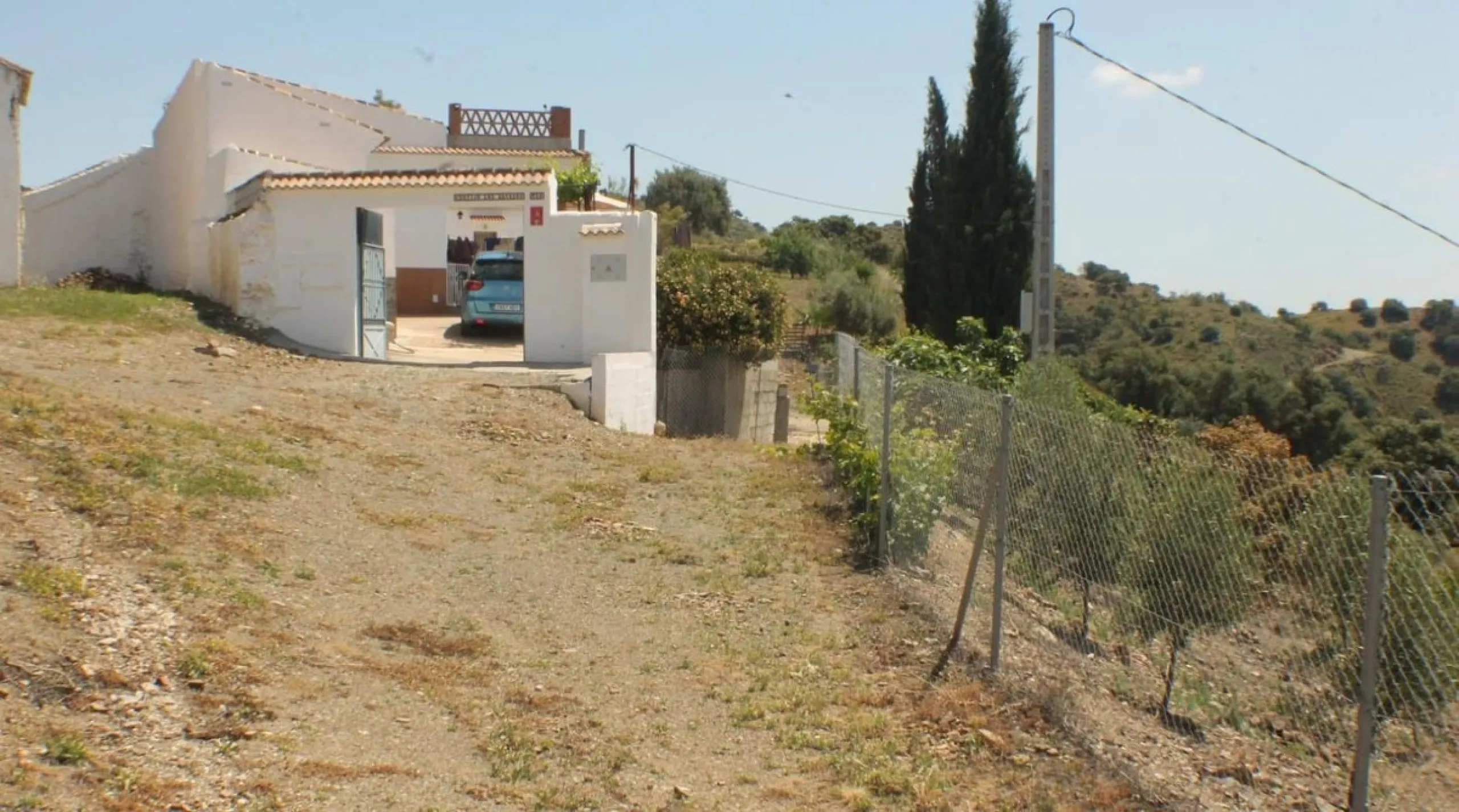 This charming finca-style cortijo is set in the heart of nature near the mountain village of Gibralgalia, in the Guadalhorce Valley inland from Málaga. Renovated and well maintained, the property offers exceptional tranquility along with open panoramic vi