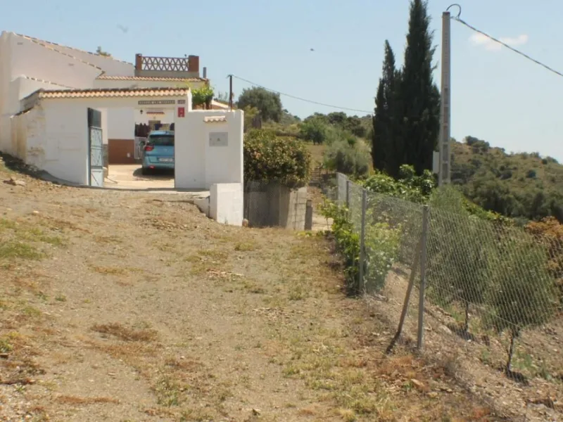 This charming finca-style cortijo is set in the heart of nature near the mountain village of Gibralgalia, in the Guadalhorce Valley inland from Málaga. Renovated and well maintained, the property offers exceptional tranquility along with open panoramic vi