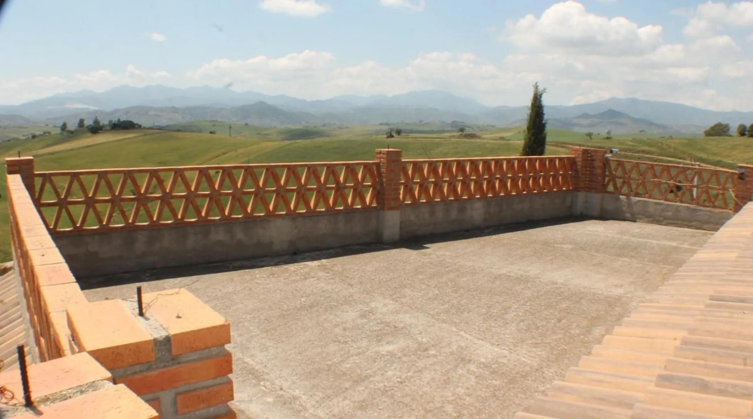 This charming finca-style cortijo is set in the heart of nature near the mountain village of Gibralgalia, in the Guadalhorce Valley inland from Málaga. Renovated and well maintained, the property offers exceptional tranquility along with open panoramic vi