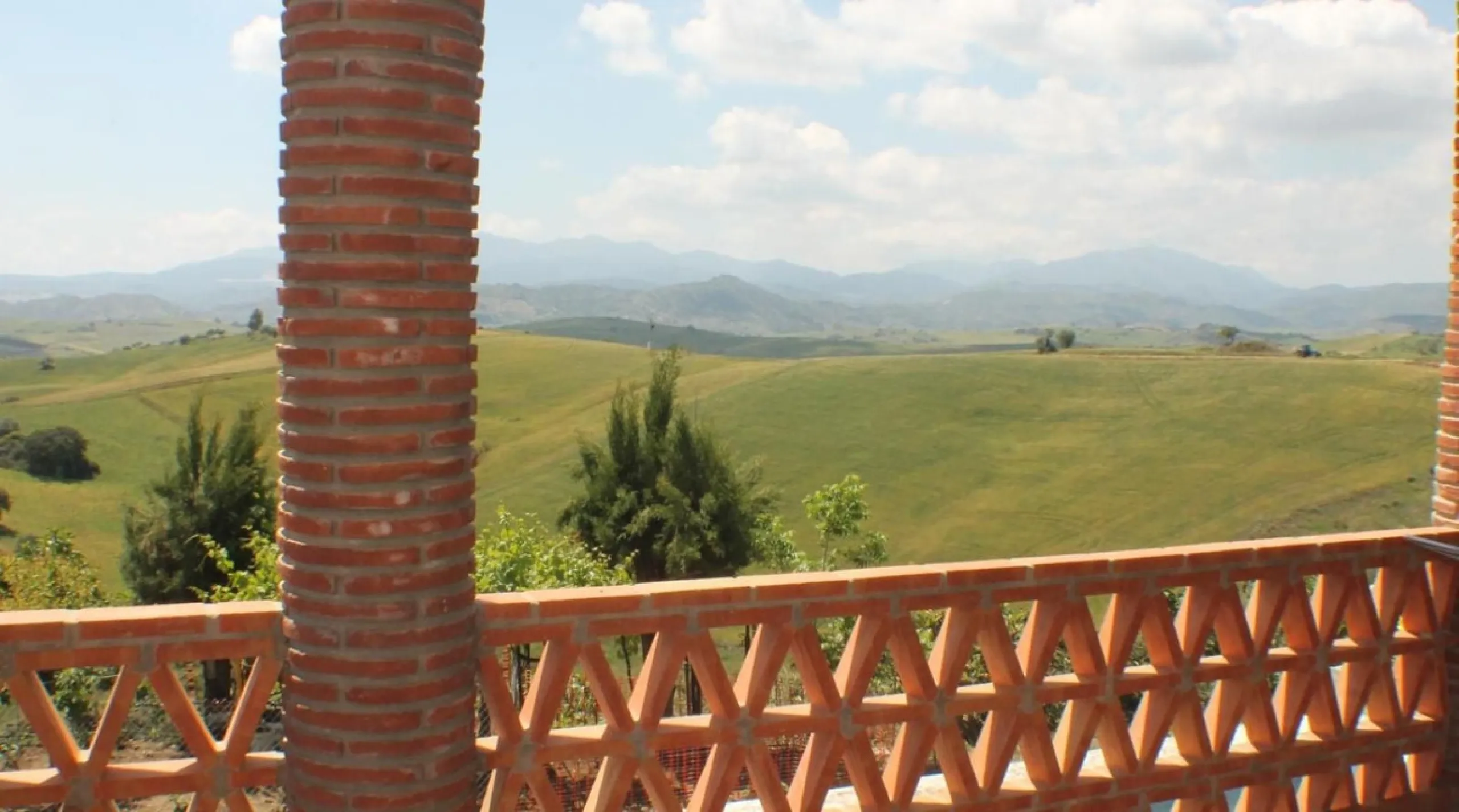 This charming finca-style cortijo is set in the heart of nature near the mountain village of Gibralgalia, in the Guadalhorce Valley inland from Málaga. Renovated and well maintained, the property offers exceptional tranquility along with open panoramic vi