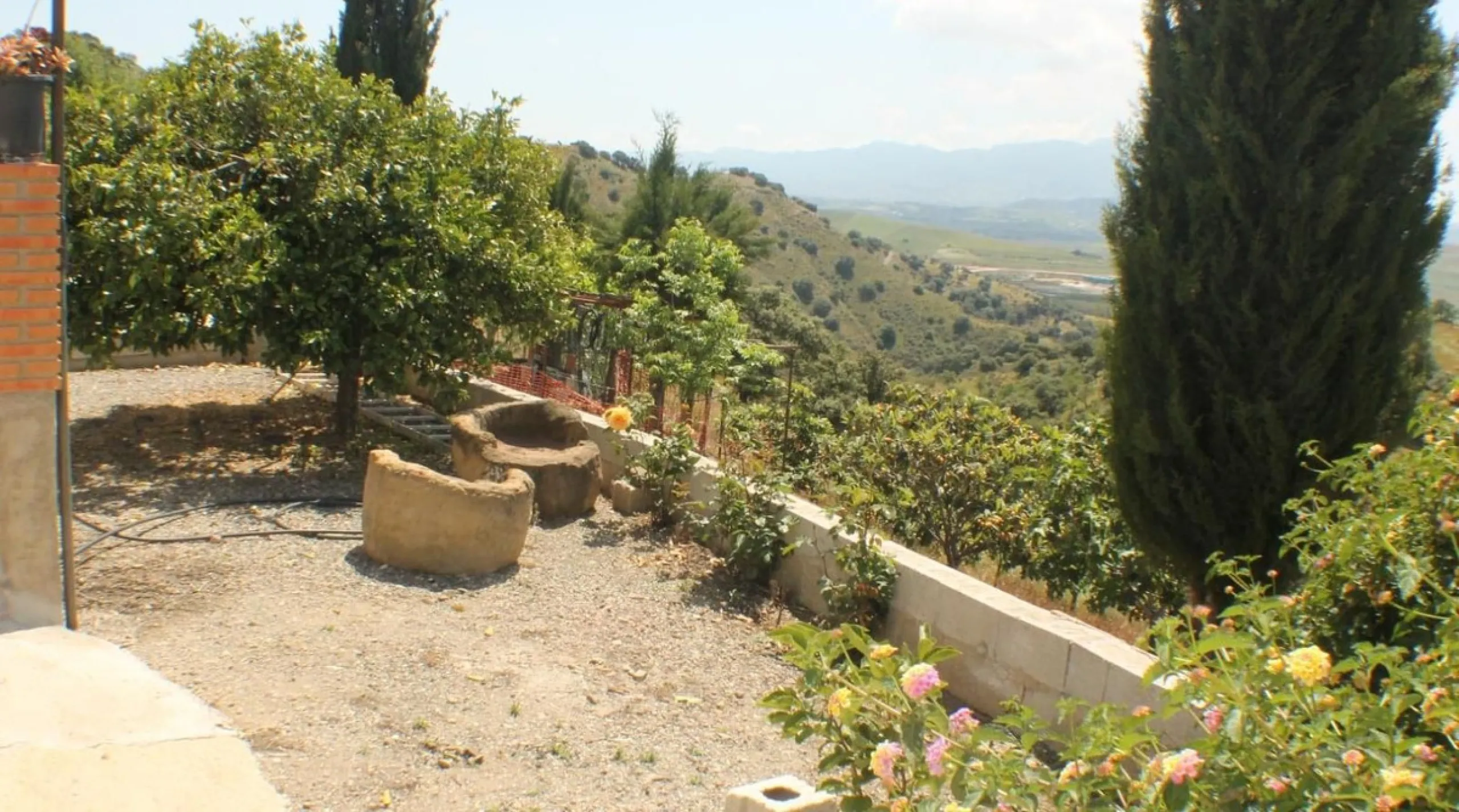 This charming finca-style cortijo is set in the heart of nature near the mountain village of Gibralgalia, in the Guadalhorce Valley inland from Málaga. Renovated and well maintained, the property offers exceptional tranquility along with open panoramic vi