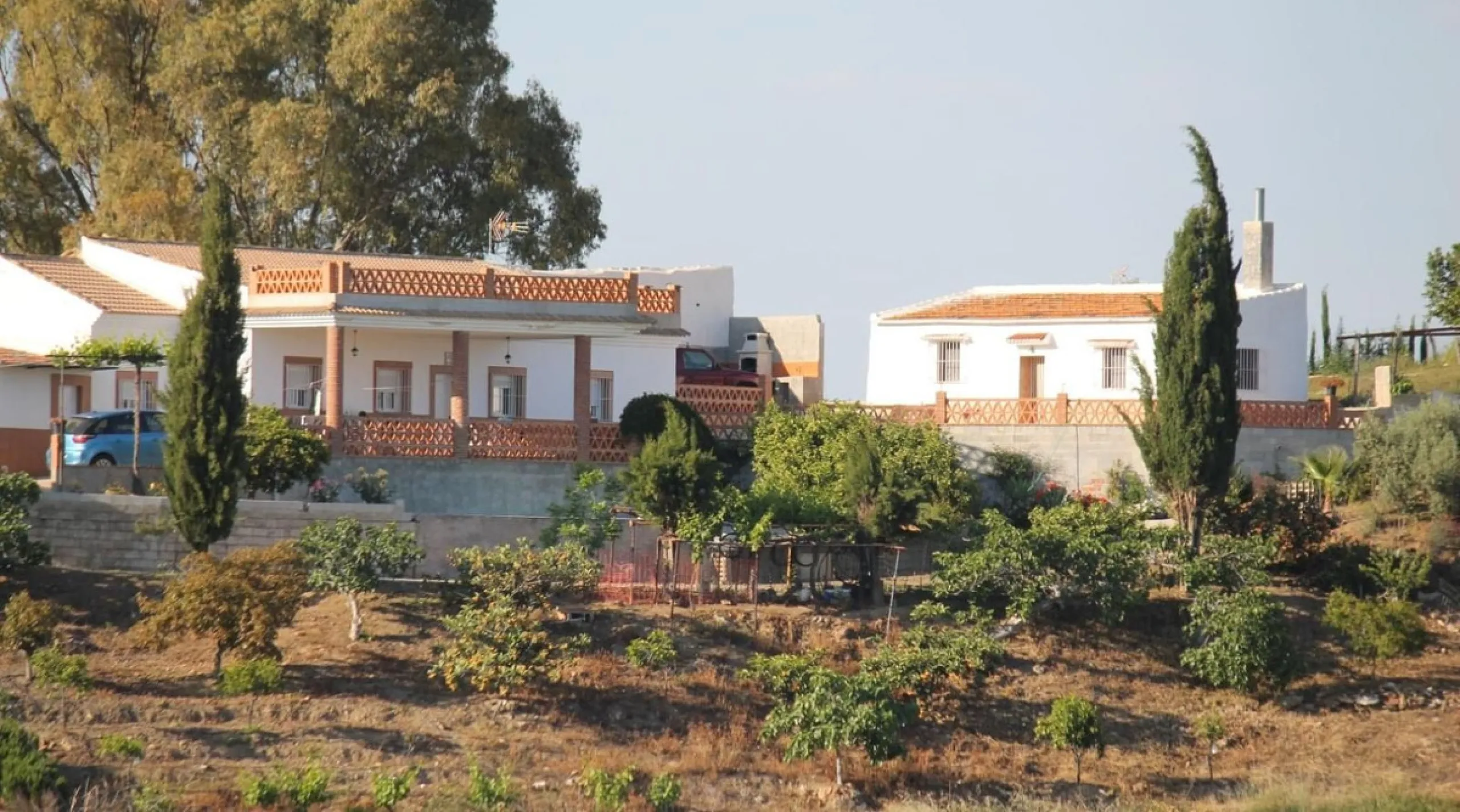 This charming finca-style cortijo is set in the heart of nature near the mountain village of Gibralgalia, in the Guadalhorce Valley inland from Málaga. Renovated and well maintained, the property offers exceptional tranquility along with open panoramic vi