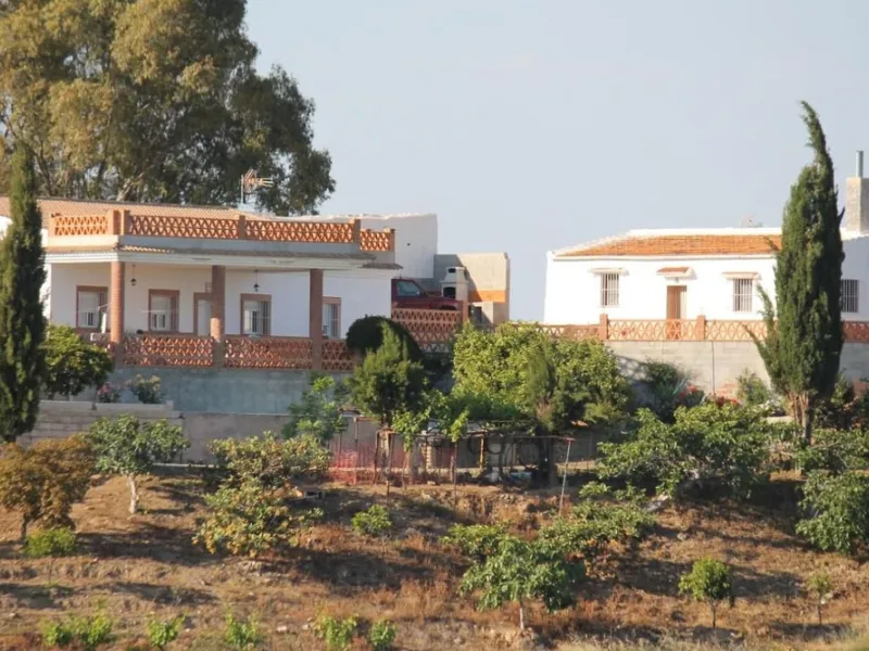 This charming finca-style cortijo is set in the heart of nature near the mountain village of Gibralgalia, in the Guadalhorce Valley inland from Málaga. Renovated and well maintained, the property offers exceptional tranquility along with open panoramic vi