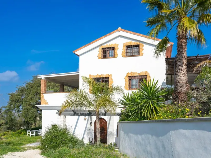 House - Finca - Cortijo в продаже в Coín, Málaga. В доме 3 спален и 3 ванных комнат. Площадь дома 233 м². Площадь участка 3700 м²