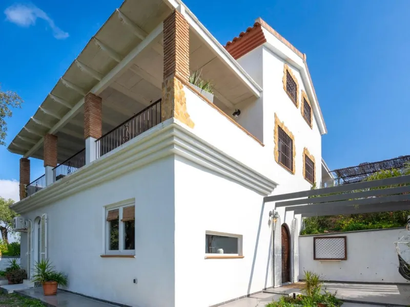 House - Finca - Cortijo в продаже в Coín, Málaga. В доме 3 спален и 3 ванных комнат. Площадь дома 233 м². Площадь участка 3700 м²