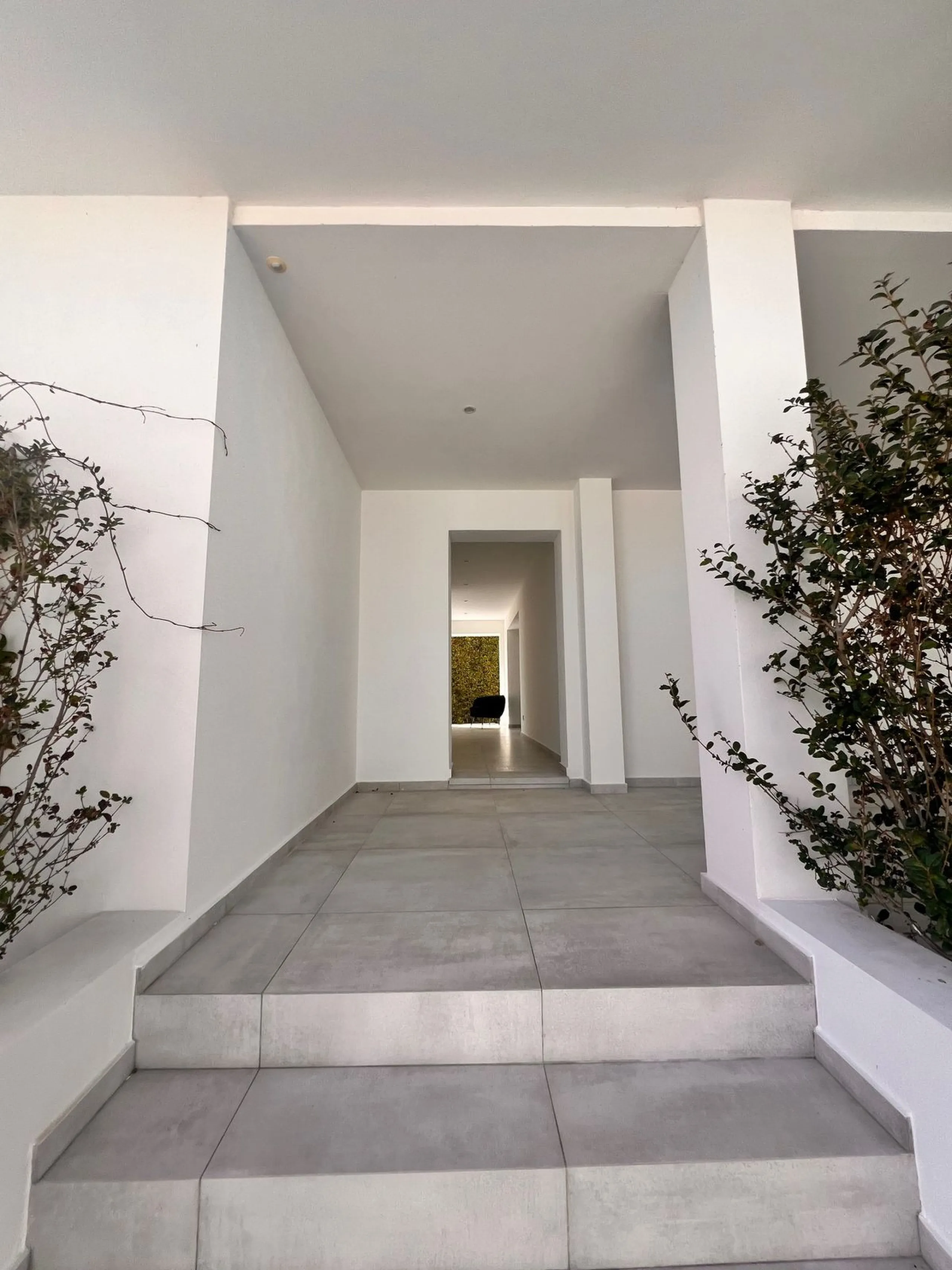 In an exceptional location, just 280 metres from the sea and the new El Chaparral promenade, you will find this impressive modern villa with truly fantastic panoramic sea views – a rarity at such a short distance from the coast.