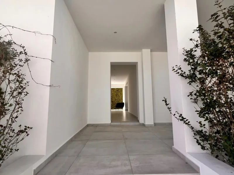 In an exceptional location, just 280 metres from the sea and the new El Chaparral promenade, you will find this impressive modern villa with truly fantastic panoramic sea views – a rarity at such a short distance from the coast.