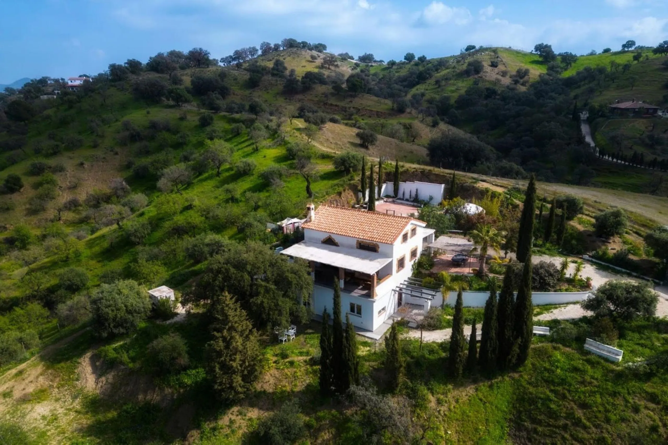 House - Finca - Cortijo в продаже в Coín, Málaga. В доме 3 спален и 3 ванных комнат. Площадь дома 233 м². Площадь участка 3700 м²
