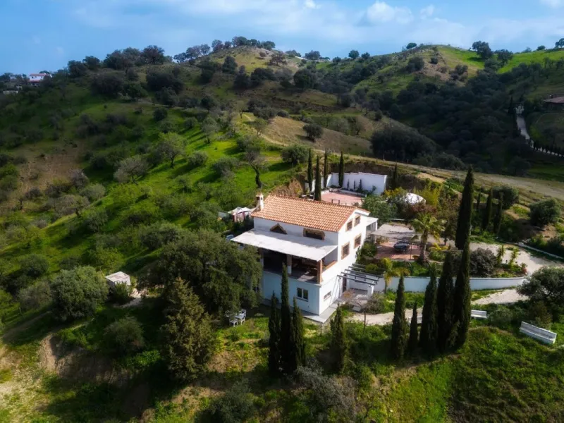 House - Finca - Cortijo в продаже в Coín, Málaga. В доме 3 спален и 3 ванных комнат. Площадь дома 233 м². Площадь участка 3700 м²