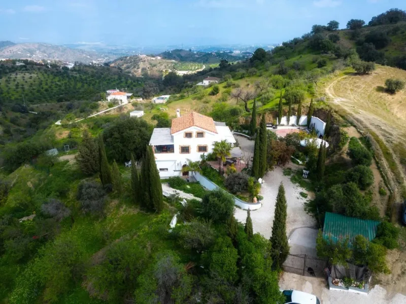 House - Finca - Cortijo в продаже в Coín, Málaga. В доме 3 спален и 3 ванных комнат. Площадь дома 233 м². Площадь участка 3700 м²