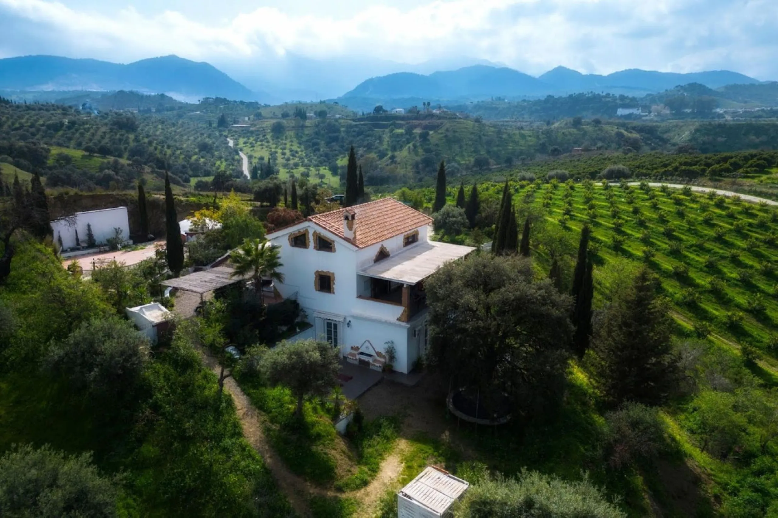 House - Finca - Cortijo в продаже в Coín, Málaga. В доме 3 спален и 3 ванных комнат. Площадь дома 233 м². Площадь участка 3700 м²