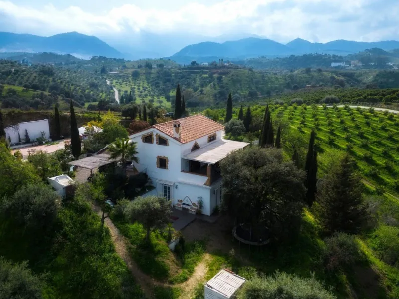 House - Finca - Cortijo в продаже в Coín, Málaga. В доме 3 спален и 3 ванных комнат. Площадь дома 233 м². Площадь участка 3700 м²