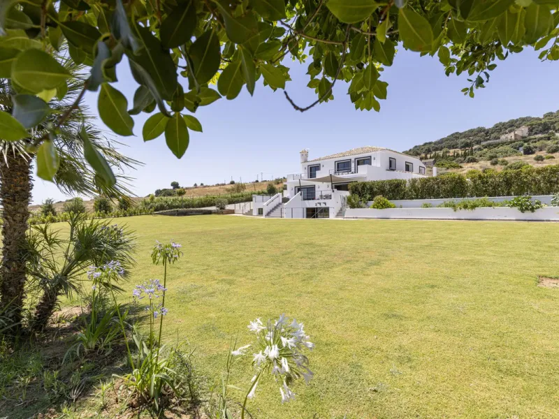 An Exceptional Contemporary Residence in a Prestigious Setting