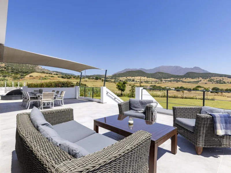 An Exceptional Contemporary Residence in a Prestigious Setting