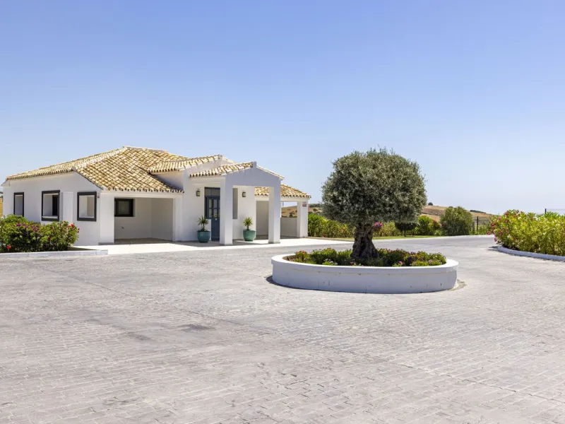 An Exceptional Contemporary Residence in a Prestigious Setting