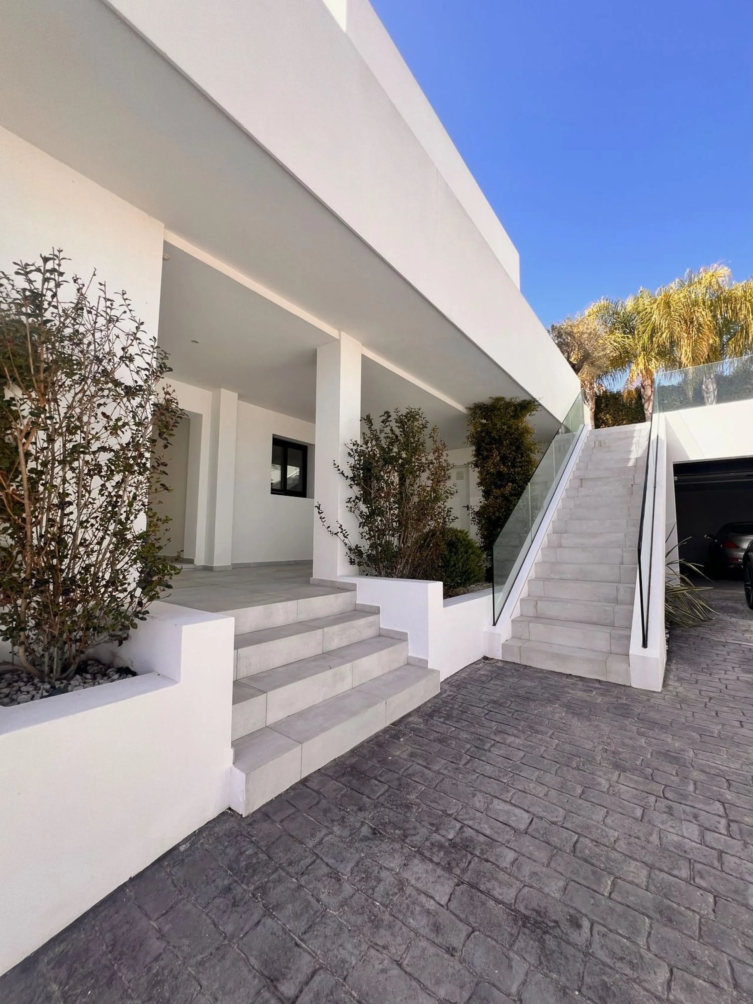 In an exceptional location, just 280 metres from the sea and the new El Chaparral promenade, you will find this impressive modern villa with truly fantastic panoramic sea views – a rarity at such a short distance from the coast.