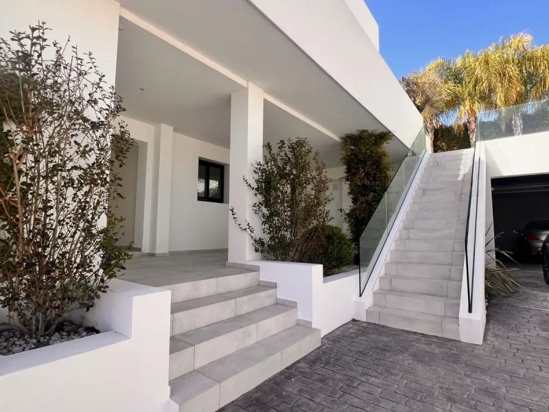 In an exceptional location, just 280 metres from the sea and the new El Chaparral promenade, you will find this impressive modern villa with truly fantastic panoramic sea views – a rarity at such a short distance from the coast.